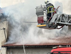 Çatı yangını çevredeki binalara sıçramadan söndürüldü
