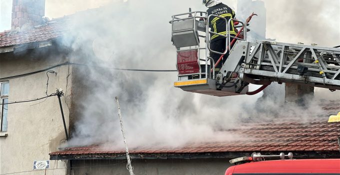Çatı yangını çevredeki binalara sıçramadan söndürüldü