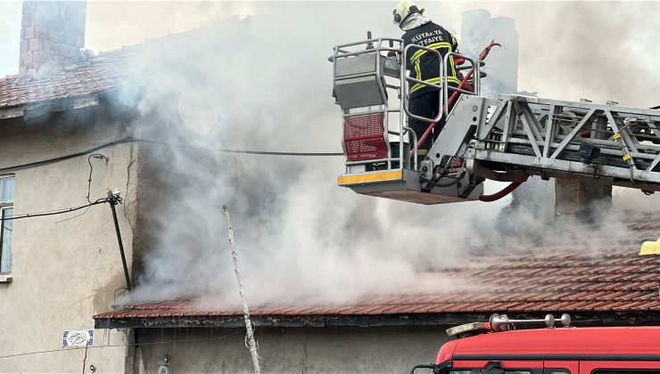 Çatı yangını çevredeki binalara sıçramadan söndürüldü