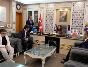 23 Nisan geleneği: Başkan Derin makamını çocuklara devretti