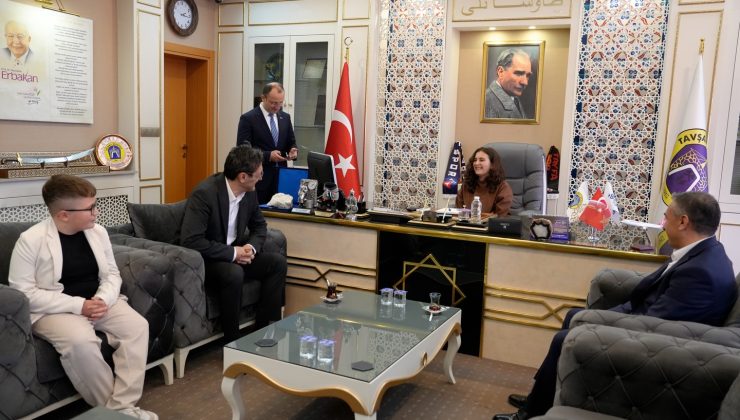 23 Nisan geleneği: Başkan Derin makamını çocuklara devretti