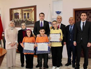 Kaymakam Atam’dan kitap kurtlarına ödül