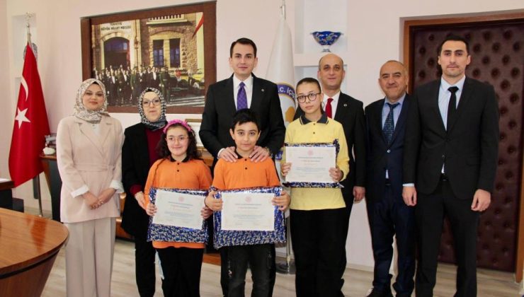 Kaymakam Atam’dan kitap kurtlarına ödül