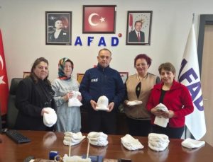 AFAD personeli için el emeğiyle bere ördüler