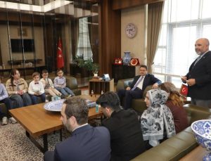 Vali Işın kitap kurtlarını makamında ağırladı