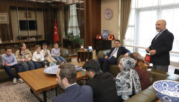 Vali Işın kitap kurtlarını makamında ağırladı