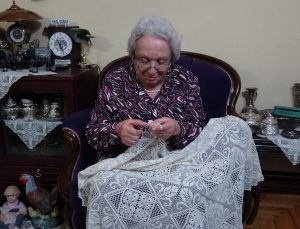 78 yaşındaki emekli öğretmen azmiyle örnek oluyor