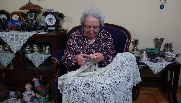 78 yaşındaki emekli öğretmen azmiyle örnek oluyor