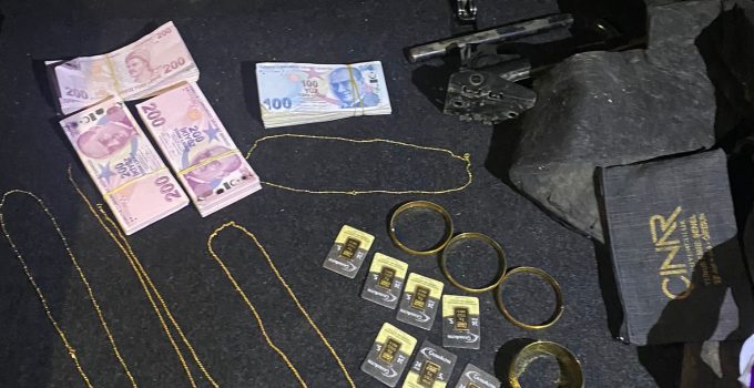 Sahte altınla kuyumcuları dolandıran 2 şüpheli yakalandı