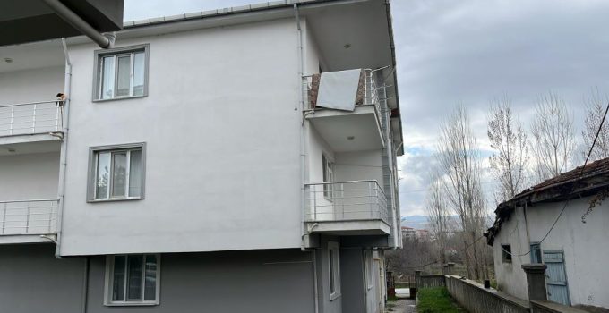 Balkondan düşen yaşlı adam hayatını kaybetti