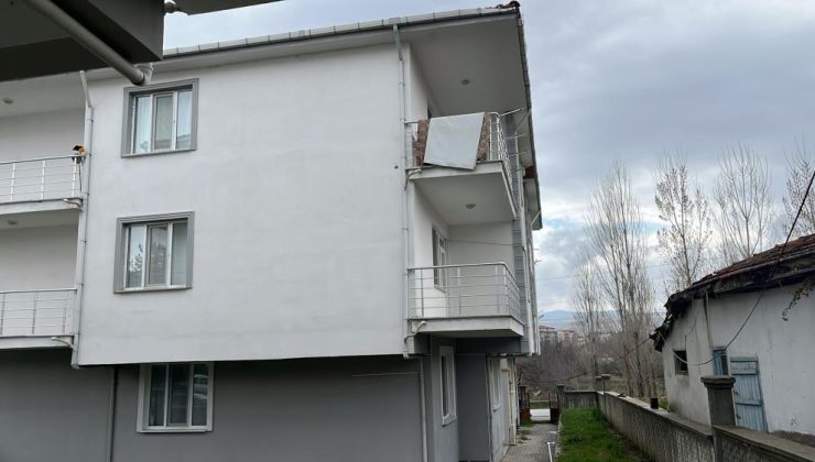 Balkondan düşen yaşlı adam hayatını kaybetti