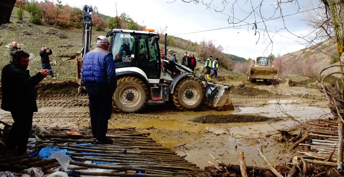 Gölet taştı, ev ve ahır sular altında kaldı