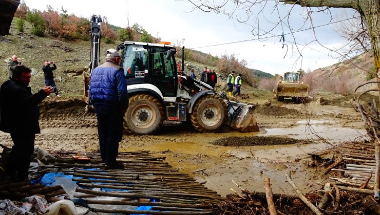 Gölet taştı, ev ve ahır sular altında kaldı