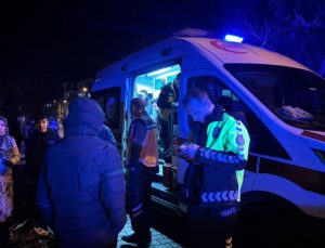 Traktörün altında kalan motosikletin sürücüsü son anda kurtuldu