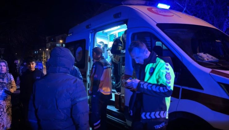 Traktörün altında kalan motosikletin sürücüsü son anda kurtuldu
