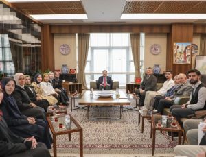 Vali Işın üniversiteli gençleri ağırladı