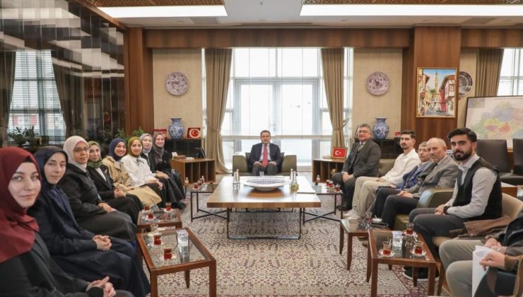 Vali Işın üniversiteli gençleri ağırladı