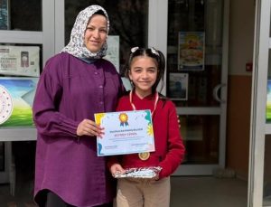 MİNİK ZEYNEP’TEN BÜYÜK DERS: OKUL BAHÇESİNDEKİ ÇÖPLERİ TEK TEK TOPLADI