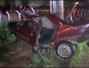 Kontrolden çıkan otomobil beton direğe çarptı: 1 ölü, 1 yaralı