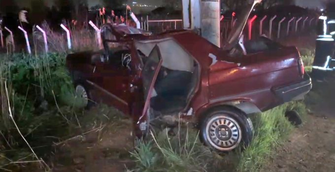 Kontrolden çıkan otomobil beton direğe çarptı: 1 ölü, 1 yaralı