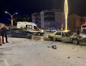 İki otomobil çarpıştı: 2 yaralı