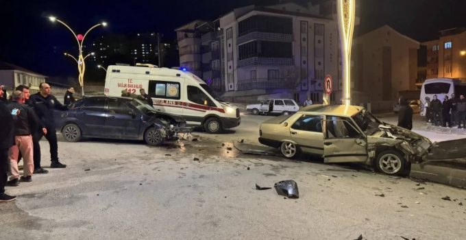 İki otomobil çarpıştı: 2 yaralı