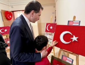 Öğrencilerin hazırladıkları Türk Bayrağı tasarımları sergilendi