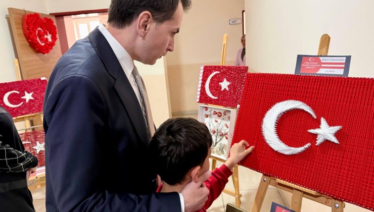 Öğrencilerin hazırladıkları Türk Bayrağı tasarımları sergilendi
