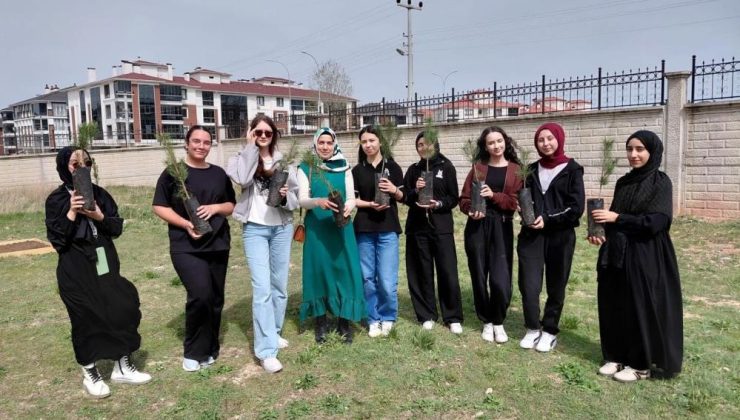 Okullarının bahçesine nefes verdiler