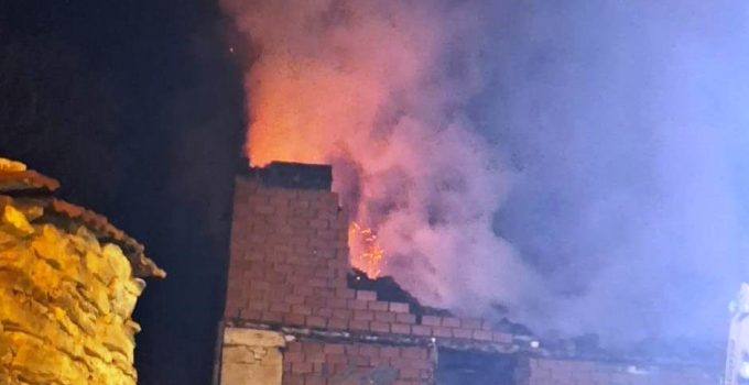 Geceyi saran alevler köylüleri korkuttu