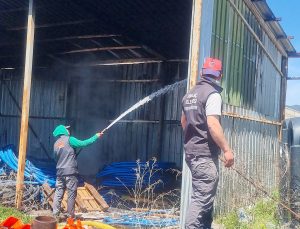 Korkutan depo yangını itfaiye tarafından söndürüldü