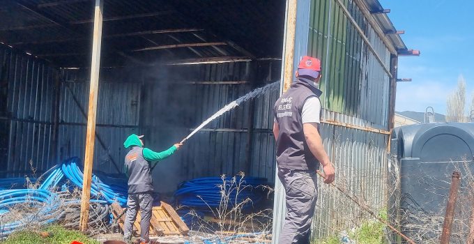 Korkutan depo yangını itfaiye tarafından söndürüldü