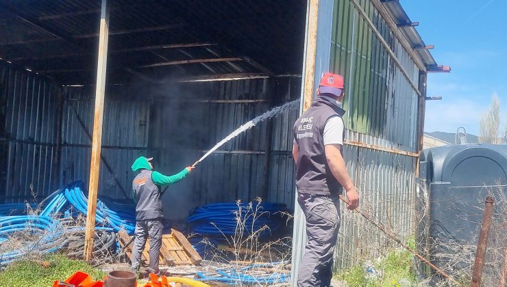 Korkutan depo yangını itfaiye tarafından söndürüldü