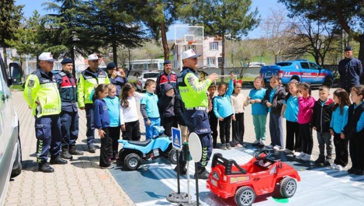 Jandarmadan miniklere eğlenceli trafik eğitimi
