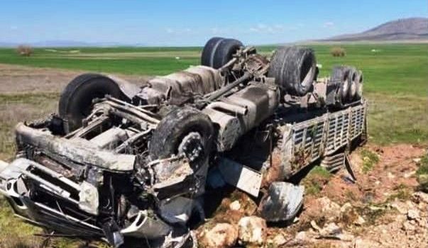 Kontrolden çıkarak devrilen kamyonun sürücüsü yaralandı