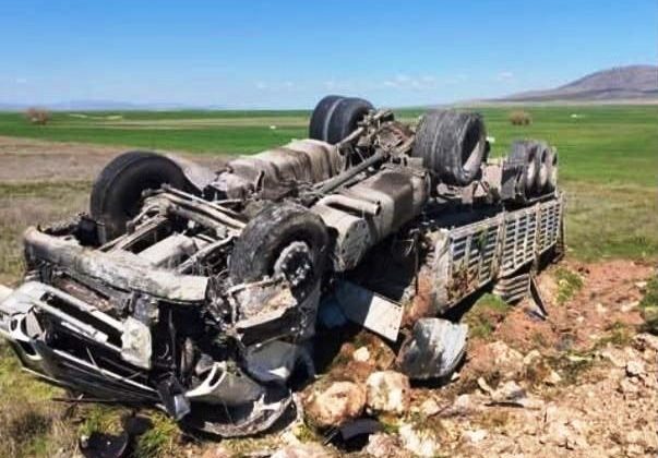 Kontrolden çıkarak devrilen kamyonun sürücüsü yaralandı