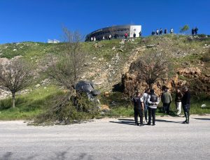 El freni çekilmeden park edilen otomobil uçuruma yuvarlandı