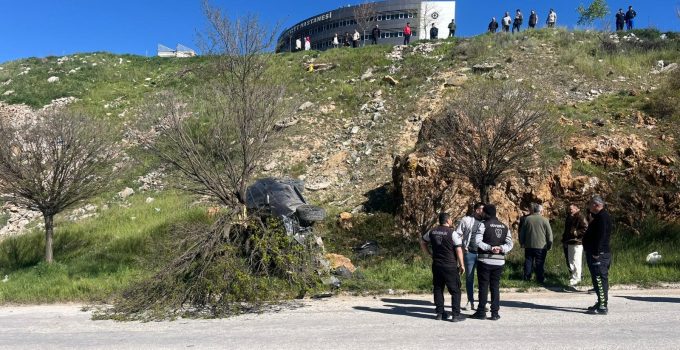 El freni çekilmeden park edilen otomobil uçuruma yuvarlandı