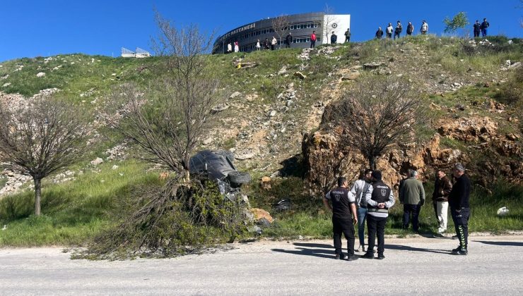 El freni çekilmeden park edilen otomobil uçuruma yuvarlandı