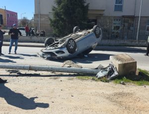 Elektrik direğine çarpan otomobil takla attı: 1 yaralı