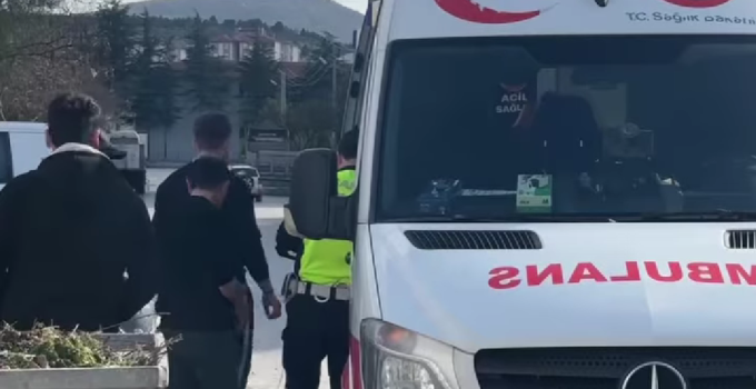 Minibüs ile motosiklet çarpıştı: 1 yaralı