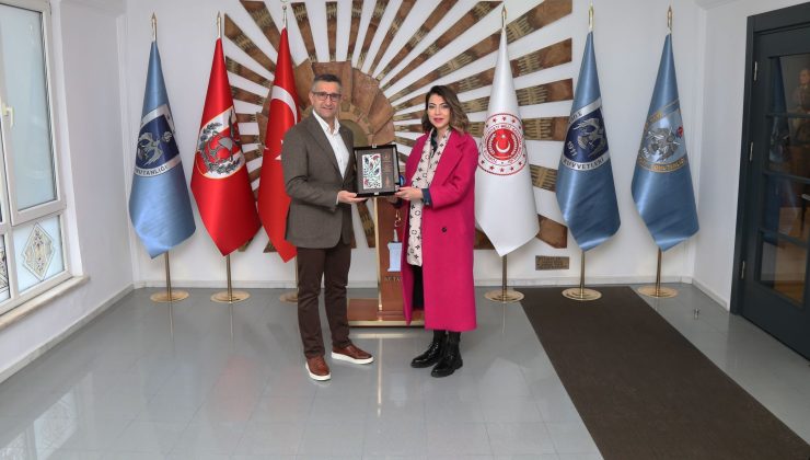 Çini sanatçısı Olçar’dan Tugay ve Garnizon Komutanı Baş’a ziyaret