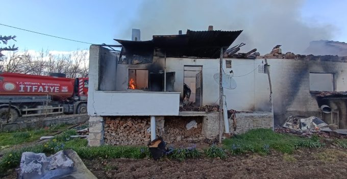 Köy evinde yangın: Ev kullanılmaz hale geldi