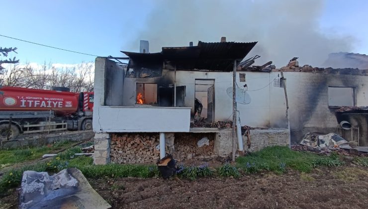 Köy evinde yangın: Ev kullanılmaz hale geldi