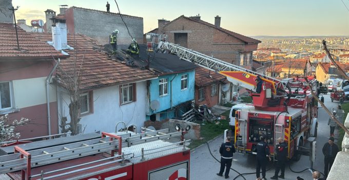 Çatı katında yangın paniği
