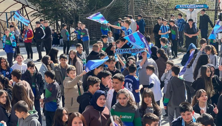 Öğrenciler şampiyonluğu okul bahçesinde kutladı