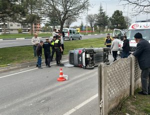 Elektrikli moped bahçe duvarına çarpıp devrildi! Yaşlı kadın yaralandı