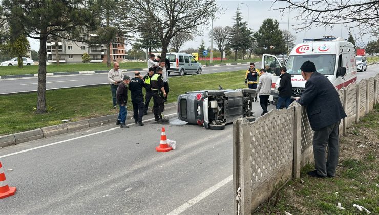 Elektrikli moped bahçe duvarına çarpıp devrildi! Yaşlı kadın yaralandı
