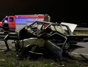 Bariyerlere saplanan otomobilin sürücüsü ağır yaralandı