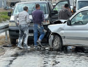 Minibüs ile hafif ticari araç kafa kafaya çarpıştı: 2 yaralı